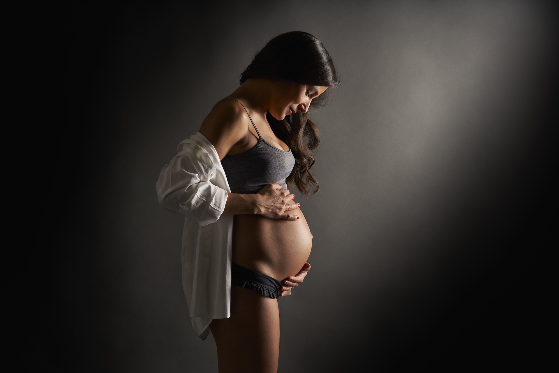 embarazada posando en ropa interior y / Fotógrafo: @sergiocerverafotografo